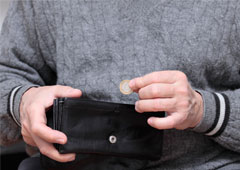 Un pensionista con una cartera en las manos