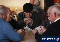 Varios hombres juegan a las cartas en un centro de jubilados de Madrid el 13 de enero de 2011.