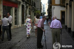 España asegura que revalorizará las pensiones conforme a la ley Dos pensionistas hablan en una calle de Sevilla, el 20 de septiembre de 2012