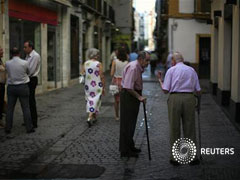 Dos pensionistas hablan en una calle de Sevilla, el 20 de septiembre de 2012