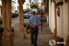 Las pensiones subirán un 0,25% en 2014 Un pensionista en el centro de la localidad malagueña de Ronda el pasado mes de mayo