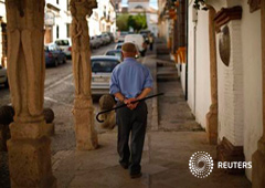 Un pensionista en el centro de la localidad malagueña de Ronda el pasado mes de mayo