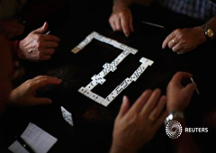 Unos pensionistas juegan al dominó en un cento de la tercera edad en Ronda, Málaga, el 1 de octubre de 2013