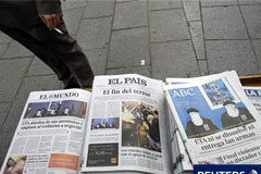 La izquierda ‘abertzale’ dice que el conflicto político continúa Un hombre junto a las portadas de periódicos con la noticia de ETA
