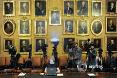 Karplus, Levitt y Warshel ganan el Nobel de química Varios periodistas esperan el anuncio de los ganadores del Nobel de física el 8 de octubre de 2013 en Estocolmo