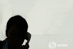 Micrófonos, ¿más seguridad o menos libertad? Persona hablando por móvil