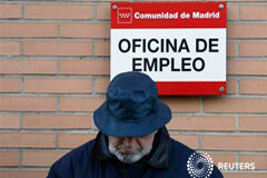 Los sindicatos europeos exigen en Madrid políticas contra el paro Un hombre espera para entrar en una oficina de empleo en Madrid el 24 de enero de 2013