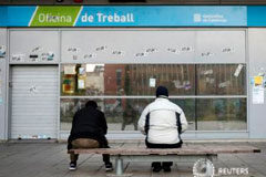 La crisis amplía la brecha entre las regiones españolas Dos personas esperan la apertura de una oficina de empleo en Badalona, el 3 de diciembre de 2013