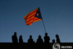 Un 24% de los catalanes quiere seguir con el proceso independentista Un hombre porta una estelada en la azotea de un edificio en Barcelona durante una manifestación para la liberación de líderes soberanistas y miembros cesados del Govern, el 11 de noviembre de 2017