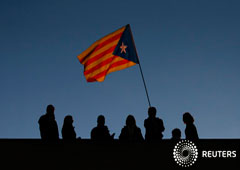 Un hombre porta una estelada en la azotea de un edificio en Barcelona durante una manifestación para la liberación de líderes soberanistas y miembros cesados del Govern, el 11 de noviembre de 2017