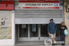 Margallo: La economía está en una crisis de «enorme magnitud» Dos personas a las puertas de una oficina de empleo en Madrid