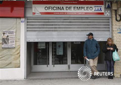 Dos personas a las puertas de una oficina de empleo en Madrid