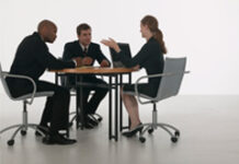 La sutil línea que separa el lobby del tráfico de influencias Personas de traje sentadas