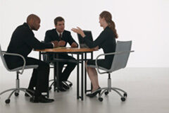 La sutil línea que separa el lobby del tráfico de influencias Personas de traje sentadas