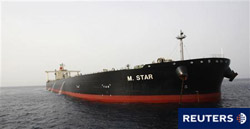 el petrolero M Star en aguas de EAU, el 29 de julio de 2010.