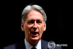 El ministro de Finanzas británico pide acabar con el fantasma del Brexit sin acuerdo El Ministro de Hacienda británico Philip Hammond abandona Downing Street, mientras la incertidumbre sobre Brexit continúa, en Londres, Reino Unido, el 22 de mayo de 2019