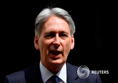 El Ministro de Hacienda británico Philip Hammond abandona Downing Street, mientras la incertidumbre sobre Brexit continúa, en Londres, Reino Unido, el 22 de mayo de 2019