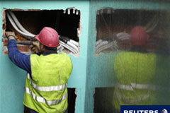 El PIB cayó en 2010, aunque menos de lo esperado Un hombre trabaja en una obra en el centro de Madrid el 28 de enero de 2011.