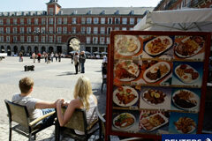 El PIB español crece un 0,2% en el segundo trimestre del año Gente en un restaurante en la plaza Mayor de Madrid.