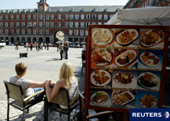 Gente en un restaurante en la plaza Mayor de Madrid.