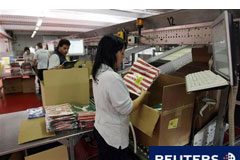 El PIB avanzado español supera las previsiones a marzo Trajabadores de la marca de moda Mango empaquetan ropa para ser exportada a todo el mundo, en el centro de distribución de Mango en Parest del Valles, cerca de Barcelona, el 7 de abril de 2011.