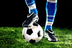 Contratación de menores de edad para la práctica del fútbol profesional Unpie sobre un balón de fútbol