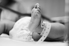 Se amplía el listado de enfermedades infantiles que dan derecho a prestación para sus cuidados Un bebe