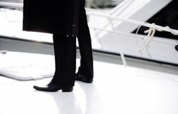 Jueces, Magistrados y Fiscales se plantan ante el recortazo Unas piernas esperando algo.