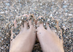 Unos pies con arena de playa