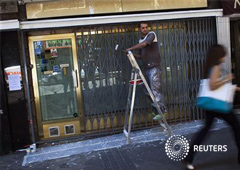 un pintor en la fachada de una tienda en Madrid