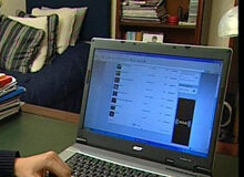 Piratería: las cifras de las estadísticas siguen al alza Francia aprueba proyecto de ley contra piratería online. Un usuario con el ordenador