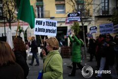 El Gobierno andaluz defiende la ley que permitirá expropiar pisos a bancos Manifestación contra los desahucios en Sevilla el 28 de febrero de 2013