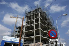 España quiere dar residencia a quien compre pisos de 160.000 euros Una zona en construcción en Sevilla, el 5 de octubre de 2012