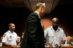 Pistorius disparó cuatro veces contra su novia, dice el fiscal Eel llamado "Blade Runner" sudafricano Oscar Pistorius (C) es escoltado por la policía durante su aparición en el tribunal, en Pretoria, el 15 de febrero de 2013