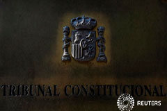 El Constitucional suspende la ley catalana de desconexión Una placa con el cartel del Tribunal Constitucional el 6 de septiembre de 2017