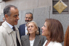 El Ayuntamiento de Madrid descubre una placa en homenaje a Eduardo García de Enterría, fundador de Editorial Civitas Ana Botella junto a la viuda de García de Enterría, Amparo Lorenzo-Vázquez, y su hijo Javier García de Enterría