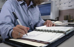 El CFCI ante otra reforma laboral Un hombre escribiendo en su agenda.