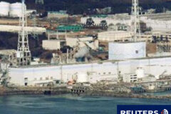 Descubren una fuga de agua radiactiva en la planta de Fukushima Toneladas de agua radiactiva se habrían filtrado desde la planta nuclear de Fukushima, dijo el martes el organismo de vigilancia nuclear de Japón. En la imagen, vista aérea de la planta de Fukushima