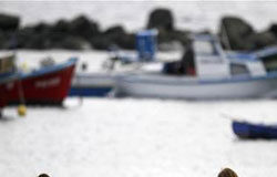 El número de turistas que visita España sube un 1,1% en enero varios turistas en la playa de Las Teresitas en Tenerife el 12 de enero de 2010.