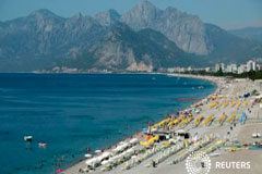 Una explosión en la ciudad turca de Antalya hiere a varias personas Turistas disfrutan de la playa en Antalya, Turquía, el 25 de julio de 2016