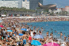 España marca un nuevo récord de gasto turístico hasta septiembre Bañistas en una playa de Barcelona