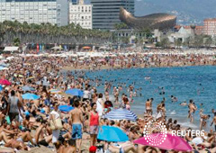 Bañistas en una playa de Barcelona Bañistas en una playa de Barcelona