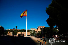 El PIB mantiene su ritmo de crecimiento en el primer trimestre Un hombre corre en la Plaza de Colón junto a una bandera de España el 24 de agosto de 2016