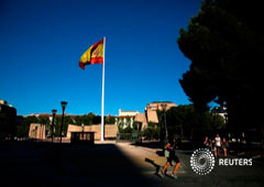 Un hombre corre en la Plaza de Colón junto a una bandera de España el 24 de agosto de 2016