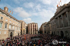 Bruselas insta al diálogo en el conflicto catalán El presidente catalán, Carles Puigdemont, y otros miembros del gobierno regional se unen a un grupo de personas congregadas en la Plaza Sant Jaume en una protesta convocada por grupos independentistas frente al ayuntamiento de Barcelona, el 2 de octubre d