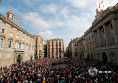 El presidente catalán, Carles Puigdemont, y otros miembros del gobierno regional se unen a un grupo de personas congregadas en la Plaza Sant Jaume en una protesta convocada por grupos independentistas frente al ayuntamiento de Barcelona, el 2 de octubre d