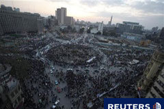 Ultimátum del Ejército egipcio a los manifestantes de Tahrir Coches intentan cruzar la plaza deTahrir en El Cairo a última hora, el 13 de febrero de 2011.