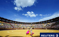 Los españoles dicen no a los toros, pero también a prohibirlos el torero Miguel Ángel Perera se prepara para una corrida en El Plantío en Burgos, el 28 de junio de 2010.