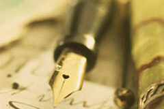 Los pactos extraestatutarios y la necesidad de regular su trascendencia societaria Una pluma de escribir junto a unas gafas