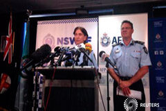 La policía australiana frustra un ataque inminente relacionado con el EI El subcomisario de la policía federal Michael Phelan (dcha) escucha a la subcomisaria de policía de Nueva Gales del Sur durante una rueda de prensa en Sydney el 11 de febrero de 2015